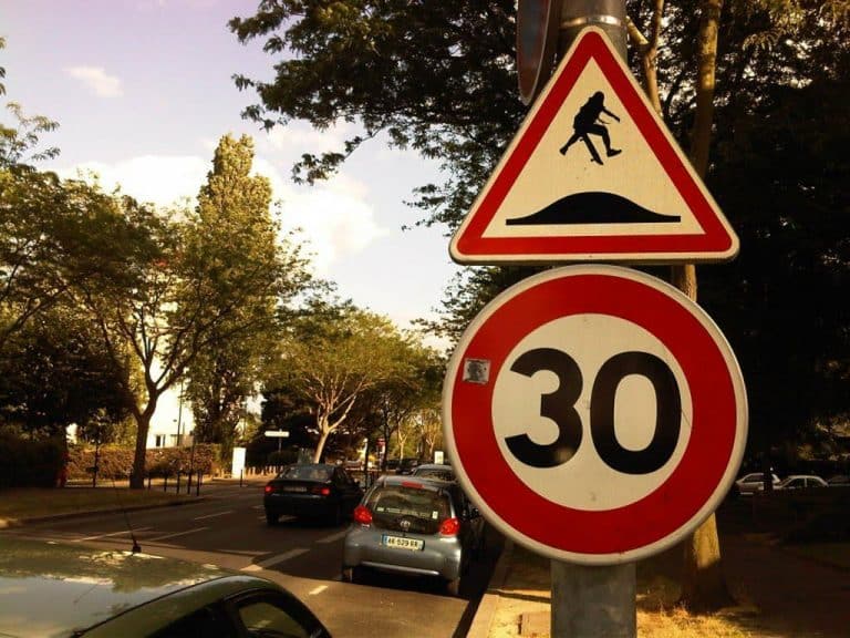 Un détournement artistique des panneaux de signalisation
