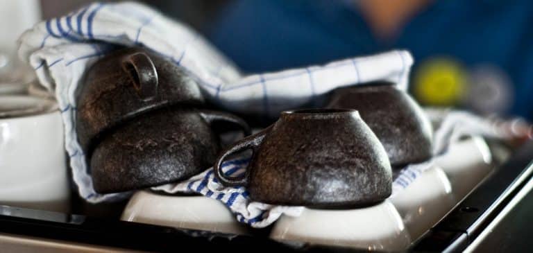 Des tasses fabriquées avec des fèves de café recyclées