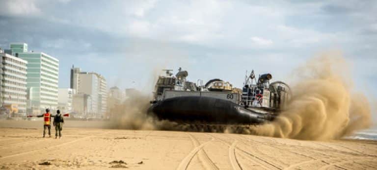 La navy présente un atterrissage à la plage hors du commun !