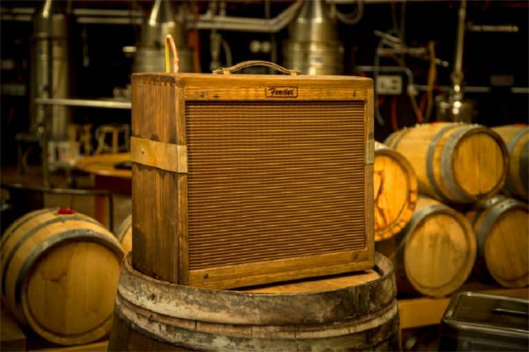 Fender propose son nouvel ampli en bois de tonneaux de Whisky