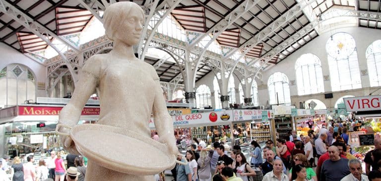 Une statue faite avec du riz rend hommage aux bons plats des mères de famille
